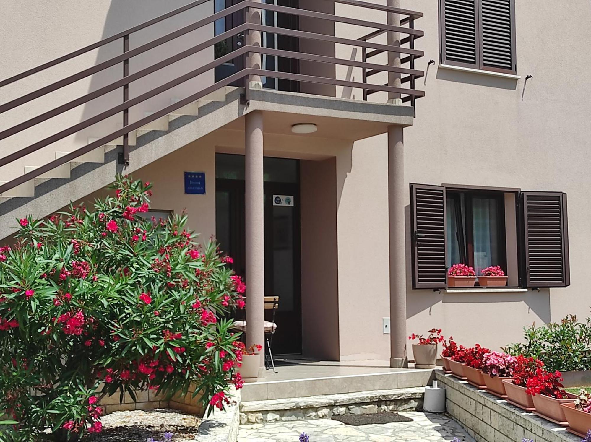 לאבין Apartman Gina מראה חיצוני תמונה